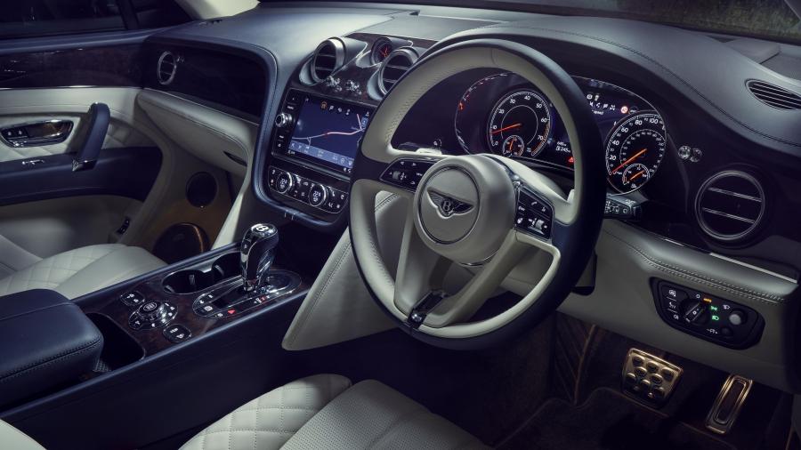 Интерьер Bentley Bentayga 2016 года  (UK) (фото 1 из 15)